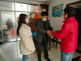 周志奇率隊赴七二一社區(qū)走訪慰問貧困戶