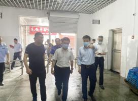 黃智迅深入同叔路農(nóng)貿(mào)市場督導(dǎo)“創(chuàng)文鞏衛(wèi)”工作
